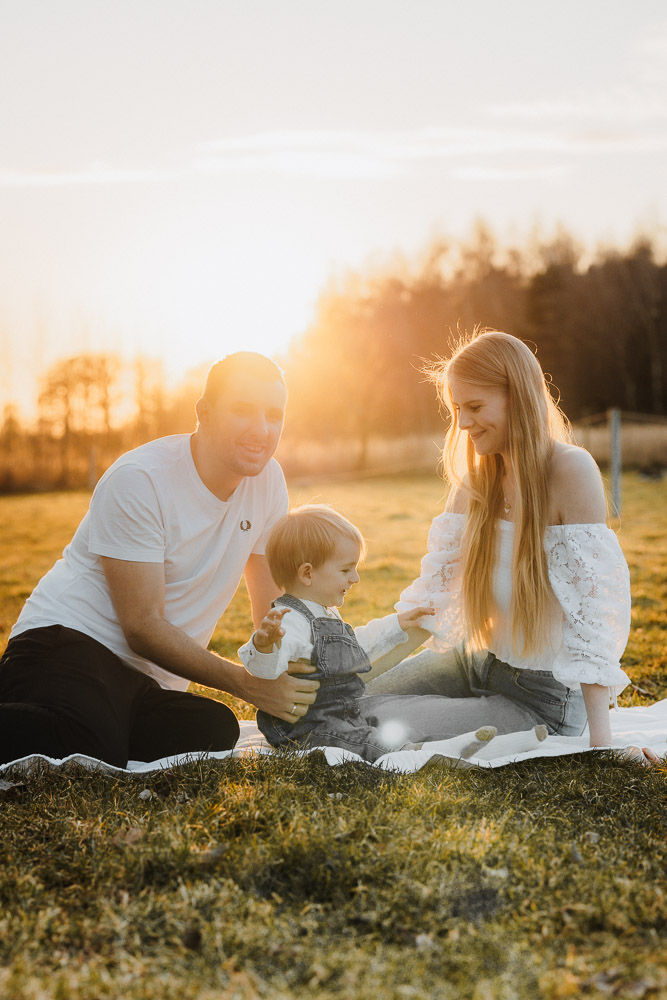 Familie bei einem Shooting im Abendlicht