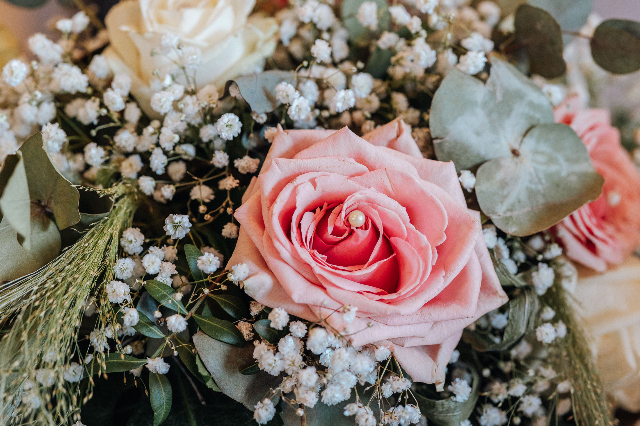 Festlich gedeckter Hochzeitstisch mit Rosen
